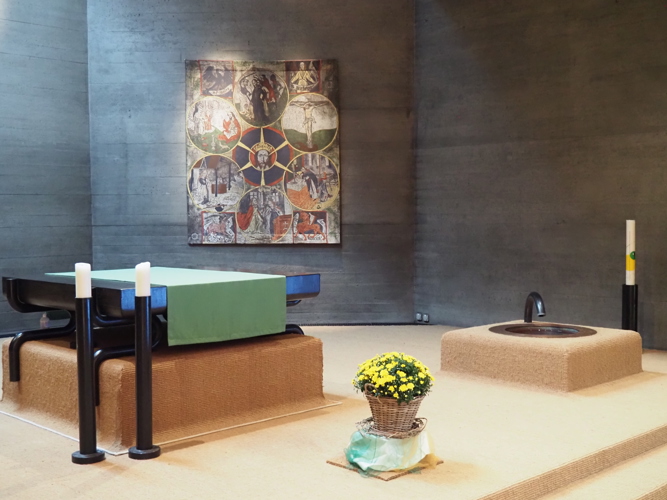 Altar und Taufbrunnen