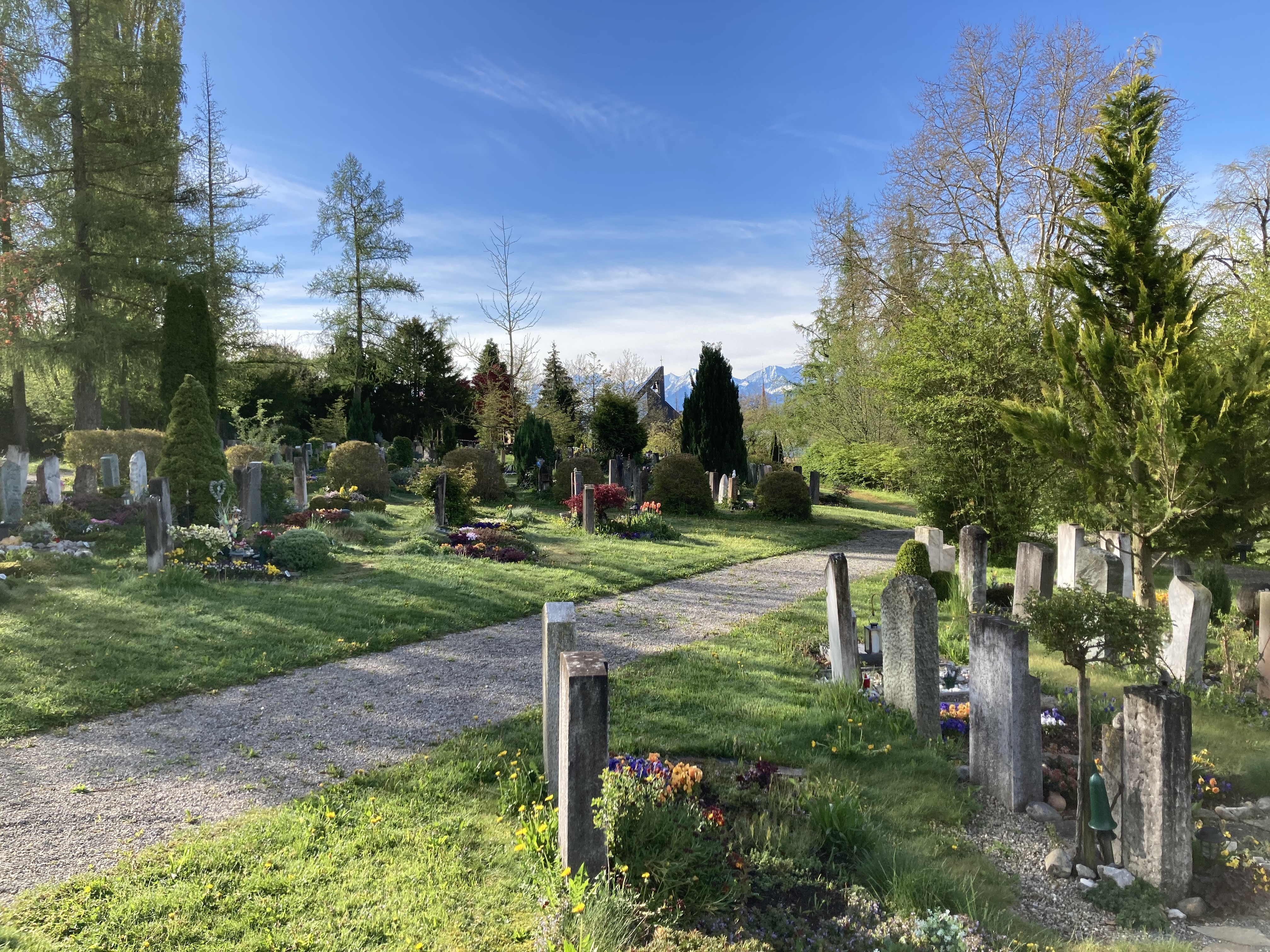 Kirche  vom Friedhof aus Ostermorgen