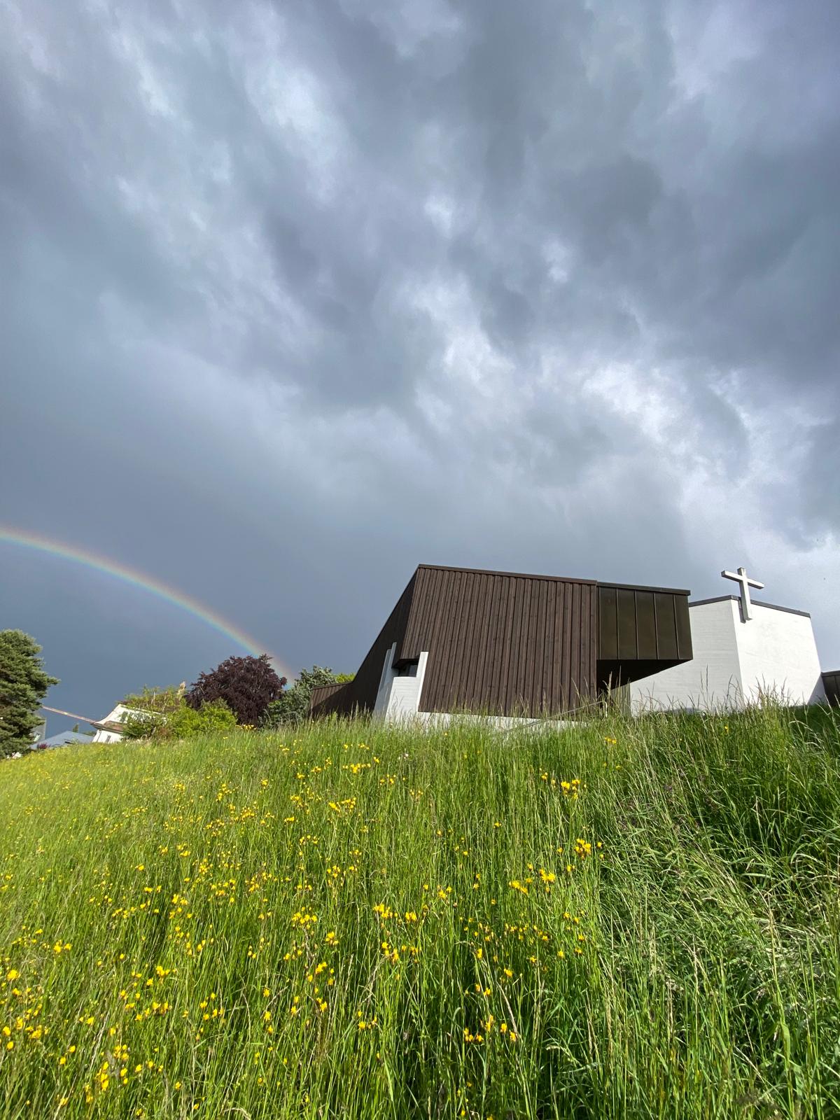 Regenbogen Kath Kirche Spiez 02