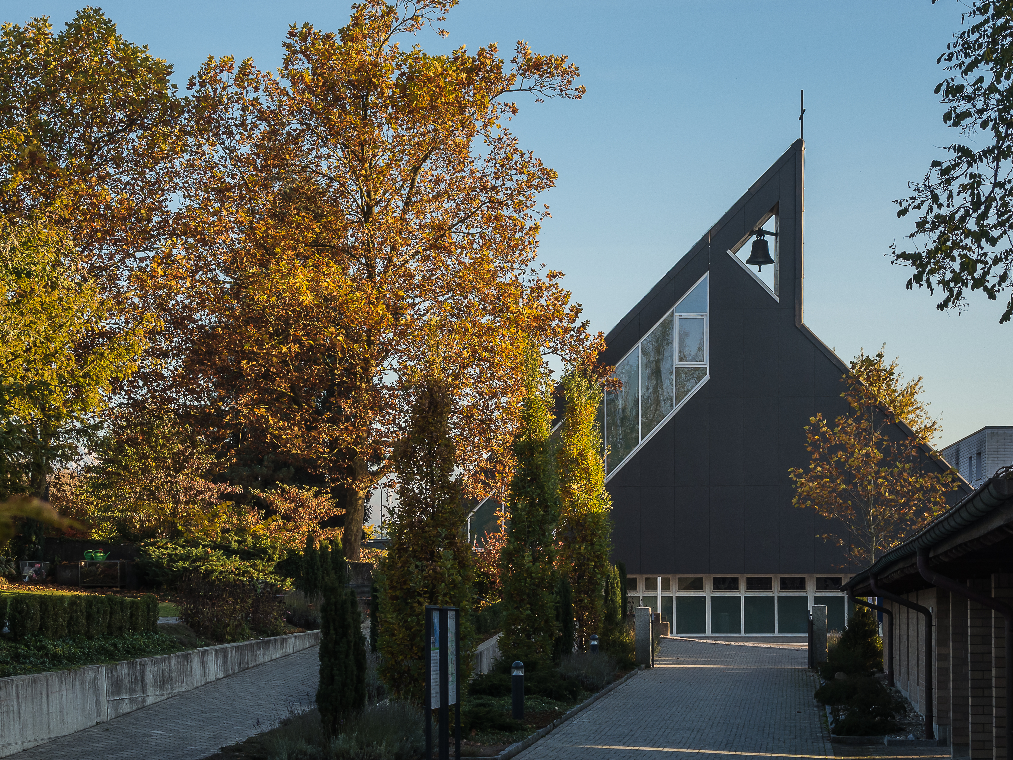 Kirche vom Friedhof im Herbst