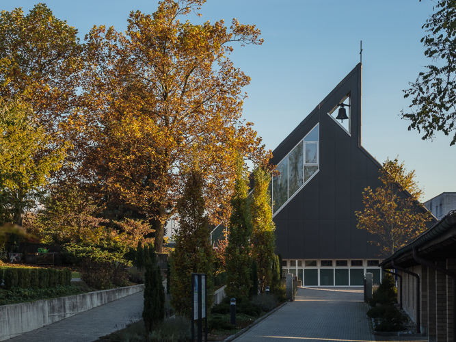 Kirche vom Friedhof im Herbst