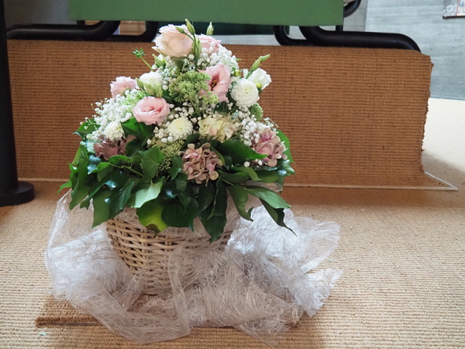 Blumenschmuck beim Altar